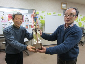 優勝の河田さん（左）
